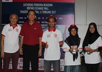 Penyerahan Door Prize oleh Bp Henky dan Bp Edmund (Ketua Yayasan Marga Pembangunan Jaya)